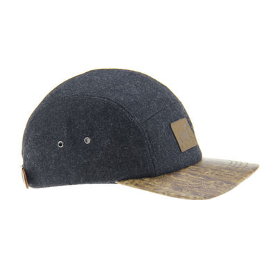 Cappello Snapback a 5 pannelli con logo in pelle