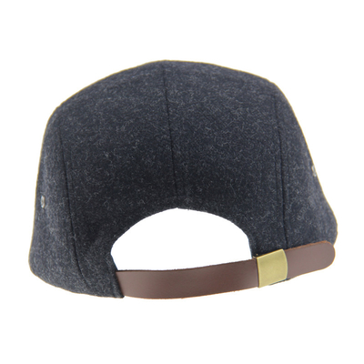 Cappello Snapback a 5 pannelli con logo in pelle