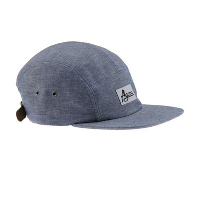 Cappello da campeggio da cinque pannelli in denim con etichetta tessuta sul davanti e cintura di pelle