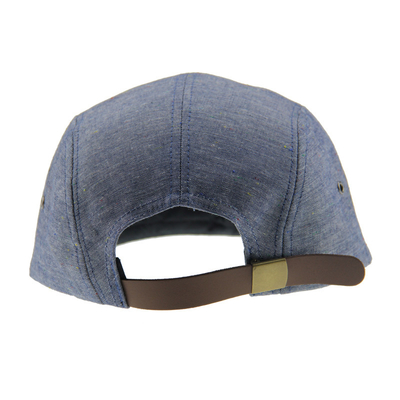 Cappello da campeggio da cinque pannelli in denim con etichetta tessuta sul davanti e cintura di pelle