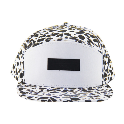 Fashion Allover Stampa 5 pannelli Cappucci da campo con patch di pelle in embossed Logo sul fronte