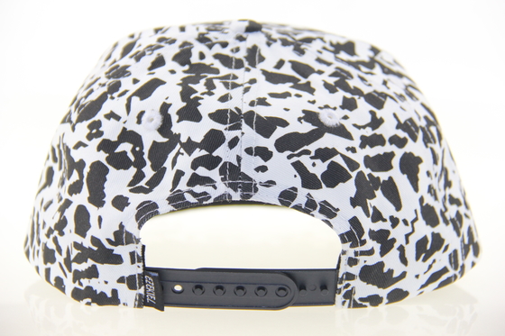 Fashion Allover Stampa 5 pannelli Cappucci da campo con patch di pelle in embossed Logo sul fronte