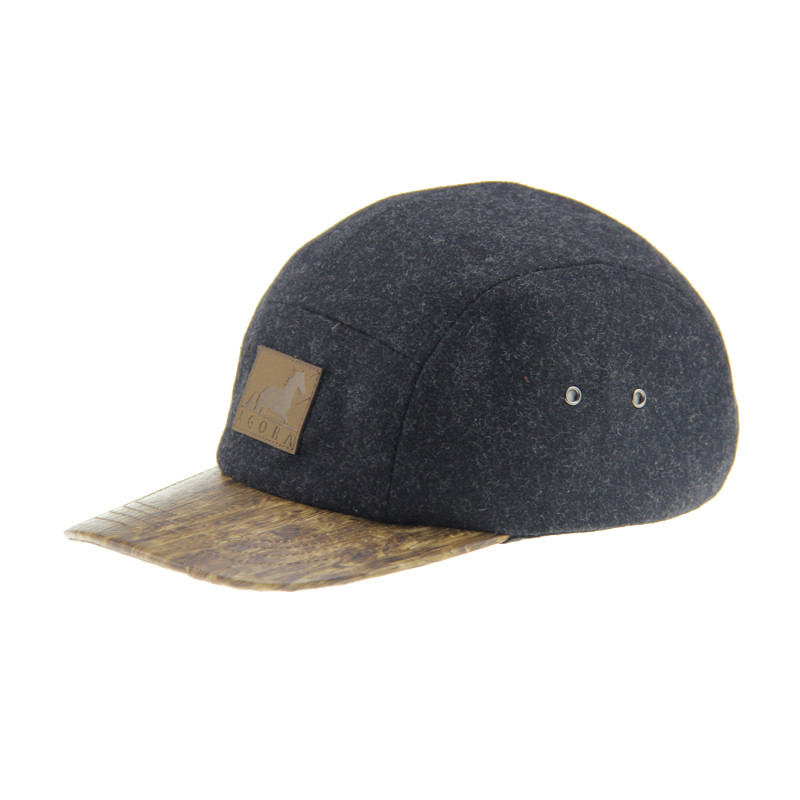Cappello Snapback a 5 pannelli con logo in pelle