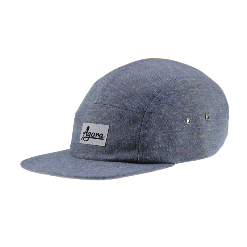 Cappello da campeggio da cinque pannelli in denim con etichetta tessuta sul davanti e cintura di pelle