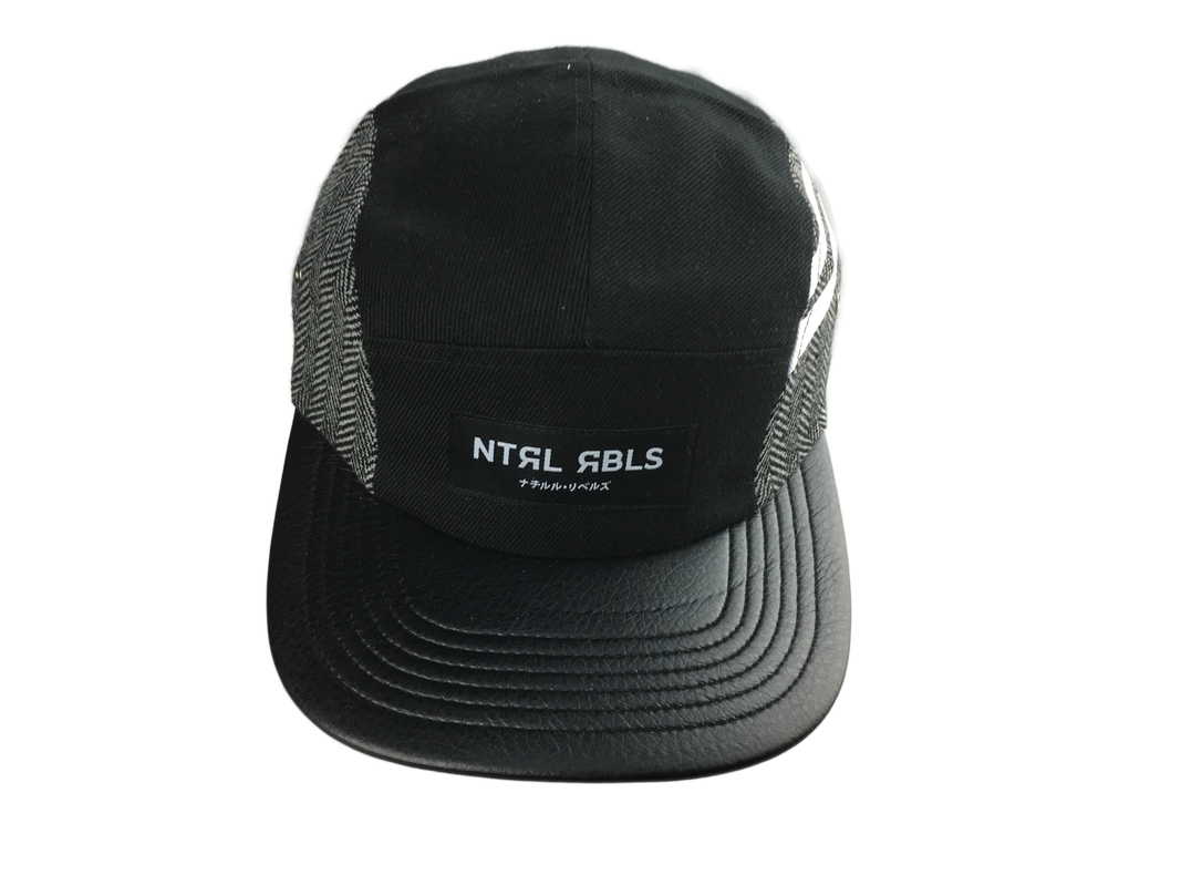 Cappelli da campo di 5 pannelli alla moda con visore PU piatto e logo dell'etichetta tessuta